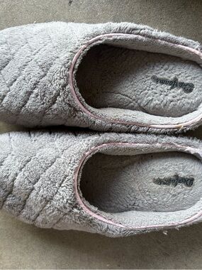 dearfoams Light Gray Plush Slip-On Slippers with Pink Trim